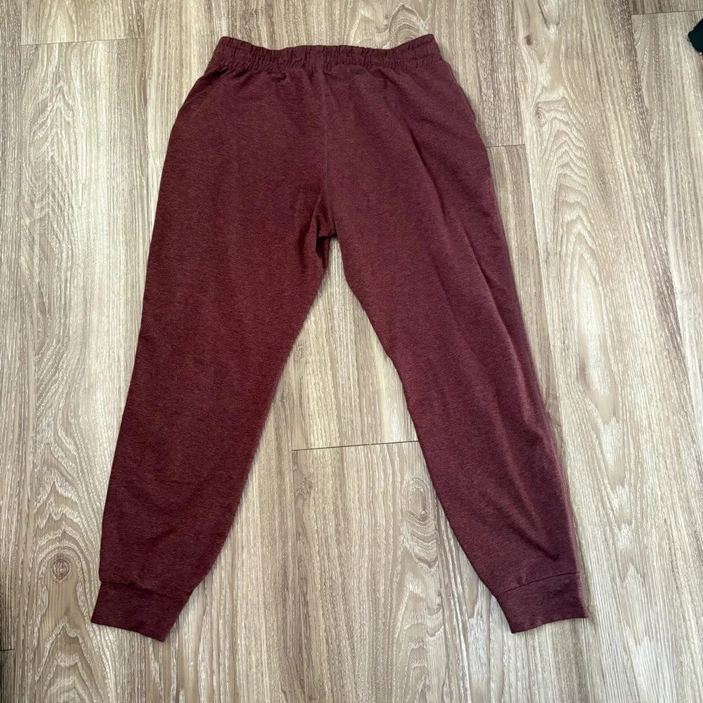 Vuori Dream Knit Performance Jogger in Elderberry Heather - Picture 7 of 9